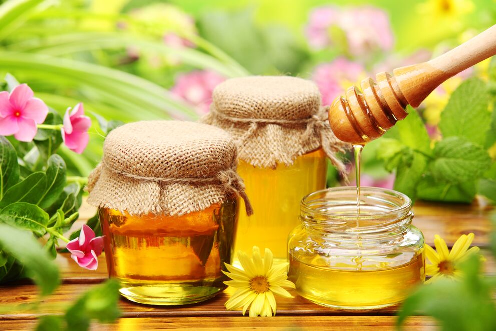 O mel é um remédio anti-helmíntico popular que elimina parasitas em adultos e crianças. 