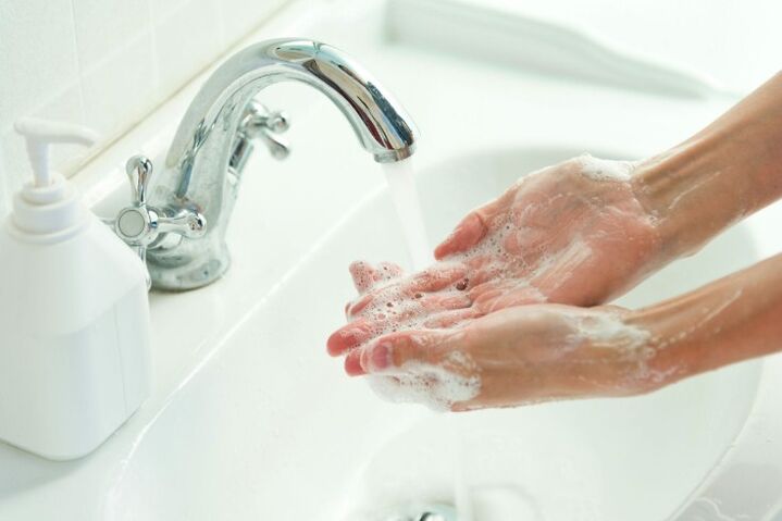 lavar as mãos com sabão para evitar vermes